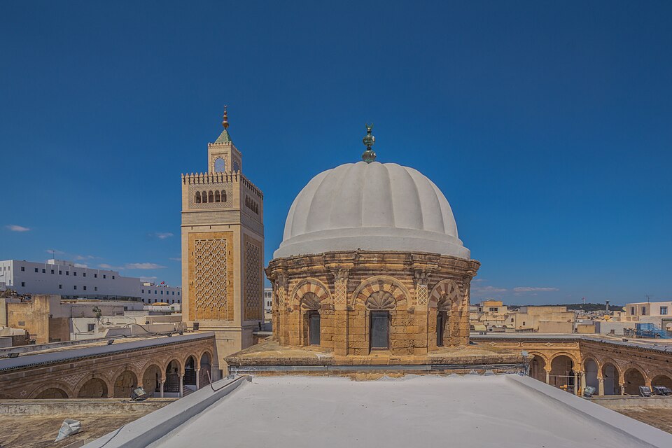 قبة ومئذنة مسجد