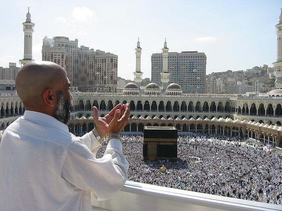معتمر يدعو أمام الكعبة
